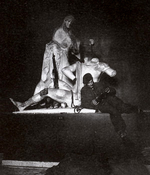 Φωτογραφία του Dmitri Kessel, το Δεκέμβρη του 1944. Βρετανός στρατιώτης στο Μουσείο της Ακρόπολης... Ετσι σεβάστηκαν το μνημείο. 