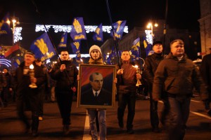 Οπαδοί του φιλοκυβερνητικού κόμματος Svoboda διαδηλώνουν στο Κίεβο με πορτρέτο του ναζιστή Stepan Bandera