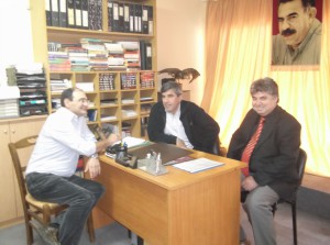 Στη μέση ο επίσημος εκπρόσωπος του PYD για την Ευρώπη, Ζουχάτ Κομπανί και δεξιά ο δρ. Ιμπραήμ Μουσλέμ, εκπρόσωπος του PYD στην Ελλάδα.