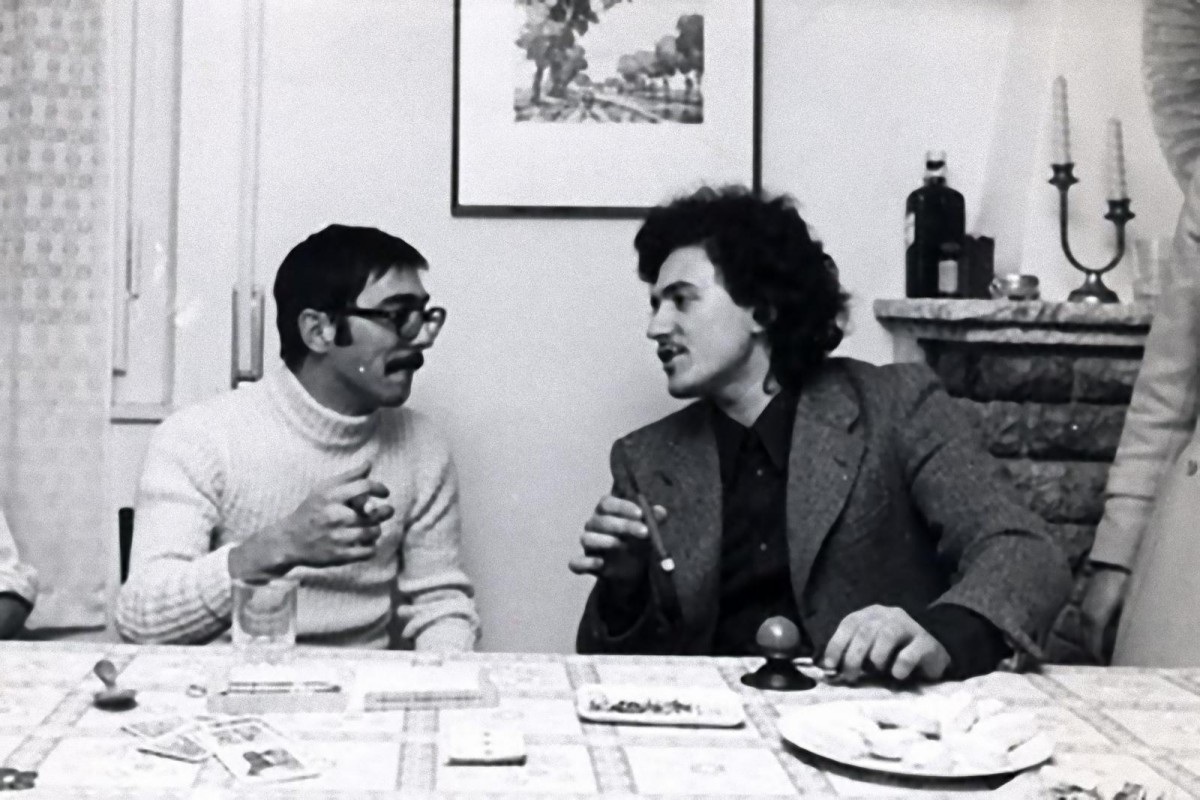  Ο Ντ' Αλέμα (δεξιά) σαν νεαρός κομμουνιστής. Από κει μέχρι τα ΝΑΤΟϊκά επιτελεία, ένα τσιγάρο δρόμος.