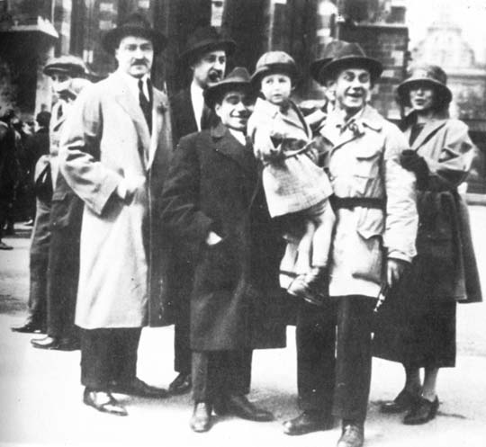 Ο Γκράμσι με τη σύζυγο του και φίλους στη Βιέννη το 1923
