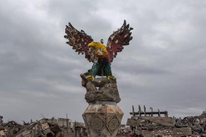 Η πλατεία Azadeye (Αζαντεγί - Ελευθερίας) στο Κομπανί, όπως είναι σήμερα.  Μόνο ο αετός έχει μείνει στη θέση του, αν και τραυματισμένος,  να κοιτάει με αισιοδοξία το μέλλον. 