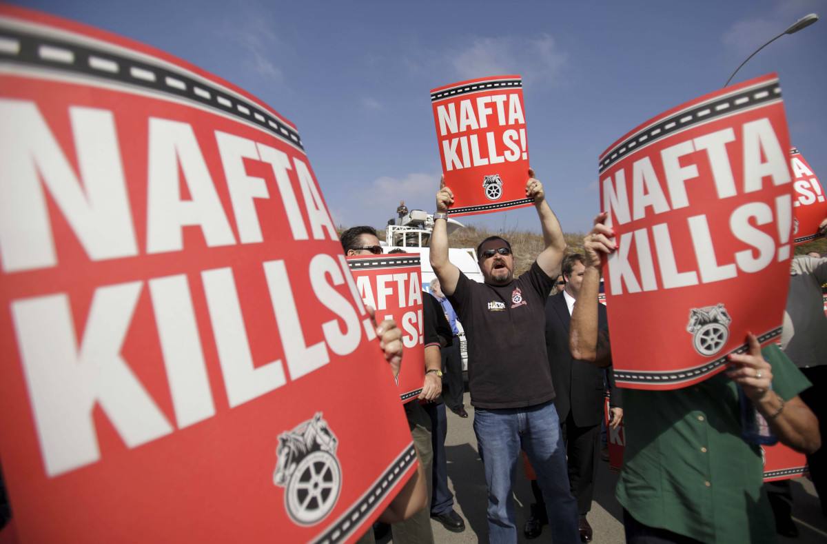 «Η NAFTA σκοτώνει», σύνθημα από κινητοποίηση Αμερικανών αγροτών. 