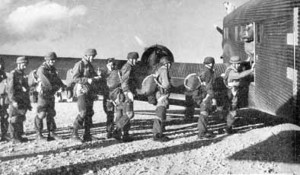 Γερμανοί Αλεξιπτωτιστές μπαίνουν σε αεροπλάνο, στο αεροδρόμιο του Ελληνικού, τον Νοέμβρη, για να μεταβούν και να πάρουν μέρος στη Μάχη της Λέρου.