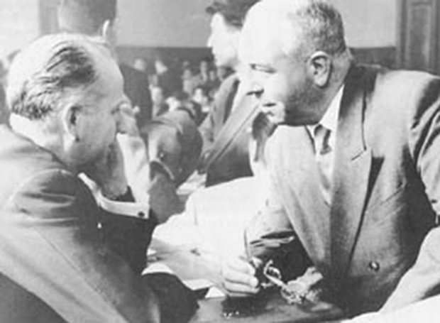 Ο ΜΑΞ ΜΕΡΤΕΝ, ΔΕΞΙΑ, στη δίκη του με τον δικηγόρο του. Φλεβάρης 1959. Υπόθεση Εβραίοι Θεσσαλονίκης