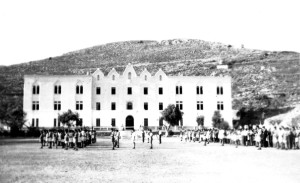 1949 Τα ανταρτόπαιδα μπροστά στην Γκαζέρμα Αβιέρι που έχει μετατραπεί σε κοιτώνες για τους έγκλειστους των Βασιλικών Τεχνικών Σχολών. 