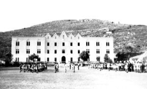1949 Τα ανταρτόπαιδα μπροστά στην Γκαζέρμα Αβιέρι που έχει μετατραπεί σε κοιτώνες για τους έγκλειστους των Βασιλικών Τεχνικών Σχολών. 