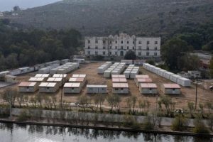 Τα κοντέινερ για τη δημιουργία Κέντρου Πρώτης Υποδοχής (Hot Spot) στα Λέπιδα, μπροστά από τους ιταλικούς κοιτώνες των Αεροπόρων, την Γκαζέρμα Αβιέρι (Caserma Avieri – Στρατώνας Αεροπόρων)