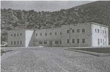 Η Γκαζέρμα Μαρινάι (Caserma Marinai – Στρατώνας Ναυτικού), φιλοξένησε τα πρώτα ανταρτόπαιδα, τους Πολιτικούς Εξόριστους και στο τέλος, σαν το «Περίπτερο των Γυμνών», το 16ο Περίπτερο, φιλοξένησε τους πιο κολασμένους , τις πιο βαριές περιπτώσεις των ψυχικά αρρώστων. Από την προβλήτα της Γκαζέρμα Μαρινάι ξεκίνησε το υποβρύχιο Delfino στις 14 Αυγούστου 1940 για να βυθίσει, την επόμενη μέρα, το «Ελλη».
