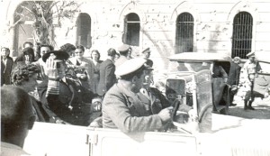 24 Οκτώβρη 1948. Ο Παύλος Γκλύξμπουργκ και η Φρειδερίκη επισκέπτονται τη Λέρο για να διαλέξουν χώρο στέγασης των Βασιλικών Τεχνικών Σχολών 