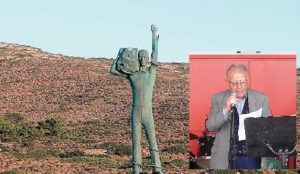Το άγαλμα του «Δεσμώτη Μακρονησιώτη», έργο του γλύπτη και αρχιτέκτονα Γρηγόρη Ριζόπουλου, Πρόεδρου της ΠΕΚΑΜ, δεσπόζει στη Μακρόνησο. Στην ένθετη φωτογραφία ο Λάζαρος Κυρίτσης, στην περσινή εκδήλωση της ΠΕΚΑΜ στο Λαύριο, αφηγείται τα γεγονότα της μεγάλης σφαγής των εκατοντάδων κρατουμένων στρατιωτών του ΑΕΤΟ που έγινε στις 29 Φλεβάρη και 1η Μάρτη του 1948.