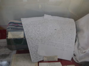 Στις προθήκες του Μουσείου ΕΑΜικής Αντίστασης, στην Καισαριανή υπάρχει χειρόγραφο σημείωμα Αγωνιστή της Εθνικής Αντίστασης για τη συνάντηση με τον Αρη και η κουρελού στην οποία κοιμόταν ο Αρης Βελουχιώτης κατά την παραμονή του στην Καισαριανή τον Μάη του 1941, φιλοξενούμενος από τη Χρύσα Κατσαρέλη. Από το αρχείο του Νικόδημου Κατσαρέλη.