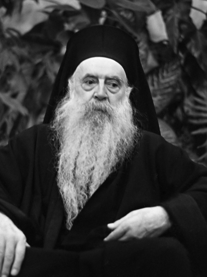 Aankomst Patriarch Athenagoras op Schiphol samen met Griekse reder Onassis *25 oktober 1967