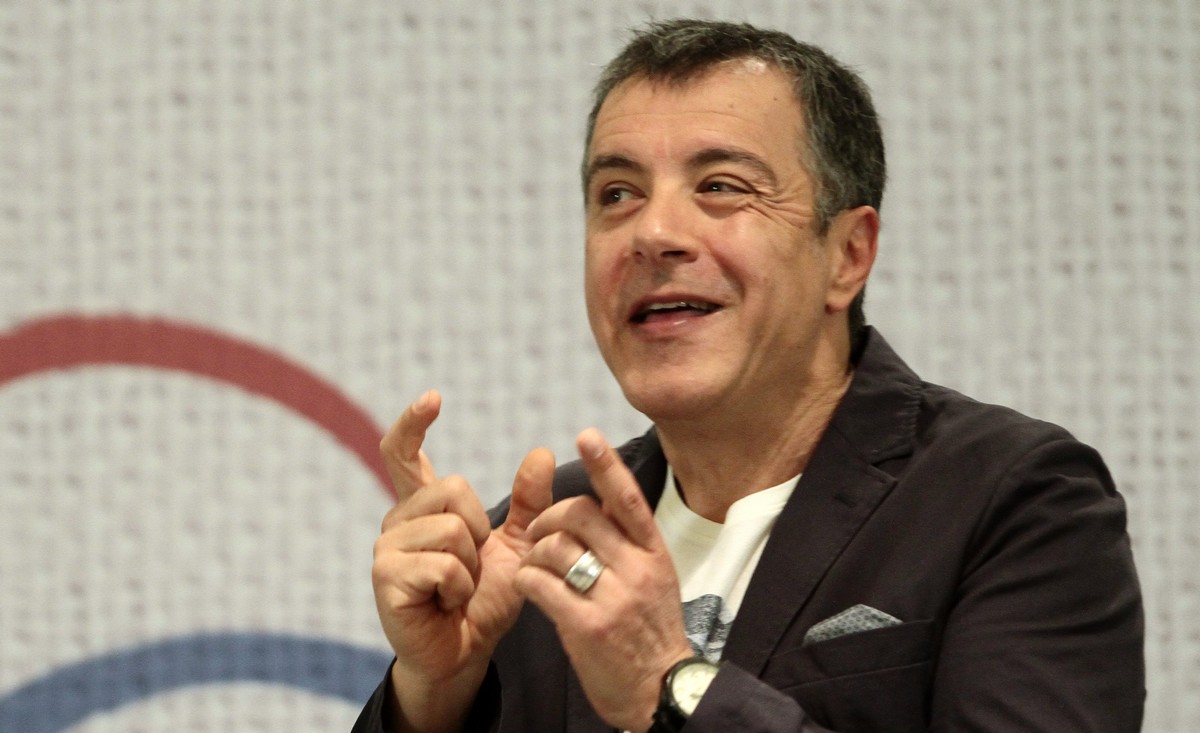 Journalist and TV presenter Stavros Theodorakis presented the new party, called the River,  at a press conference in Athens on March 4, 2014 / Ðáñïõóßáóç ôïõ êüììáôïò ôïõ Óôáýñïõ ÈåïäùñÜêç, Ôï ÐïôÜìé
