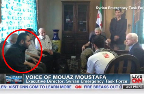 Η φωτογραφία (Μάης 2013) είναι του γερουσιαστή και υποψηφίου Προέδρου των ΗΠΑ, του Μακέιν με το επιτελείο του «Ελεύθερου Συριακού Στρατού». Ο εικονιζόμενος αριστερά που απεικονίζεται να συνομιλεί με τον γερουσιαστή φέρεται να είναι ο Ιμπραήμ αλ Μπαδρί , ο λεγόμενος «Χαλίφης» των Τζιχαντιστών και του «Ισλαμικού Κράτους». Η εκδοχή ότι πρόκειται για το συγκεκριμένο πρόσωπο αμφισβητείται. Έστω...Αμφισβητείται και ότι ο ISIS ξεπήδησε από τη λεγόμενη συριακή αντιπολίτευση και από συναντήσεις τύπων σαν τον Μακέιν με τους «εκλεκτούς» φίλους τους; 