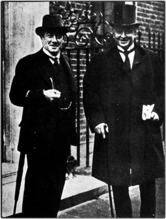  Ο λόρδος Κώρζον (με το μουστάκι) με τον Βρετανό πρωθυπουργό Μπάλντουιν