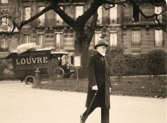 Ο Ελευθέριος Βενιζέλος σε περίπατο στο Παρίσι, στα μέσα της δεκαετίας του 1920.
