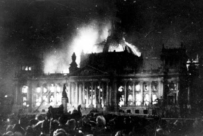 Tη νύχτα της 26ης προς την 27η του Φεβρουαρίου 1933, οι ναζί πυρπόλησαν το Ράιχσταγκ , με στόχο την ενοχοποίηση των κομμουνιστών.