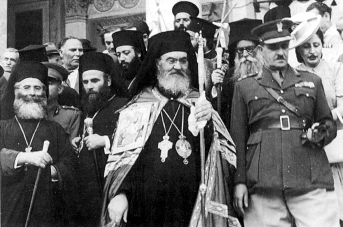 Πρώτες μέρες της ναζιστικής κατοχής στην Αθήνα. Ο αρχιεπίσκοπος Δαμασκηνός την ημέρα της ενθρόνισής του με τον πρώτο δοσίλογο πρωθυπουργό στρατηγό Γεώργιο Τσολάκογλου.