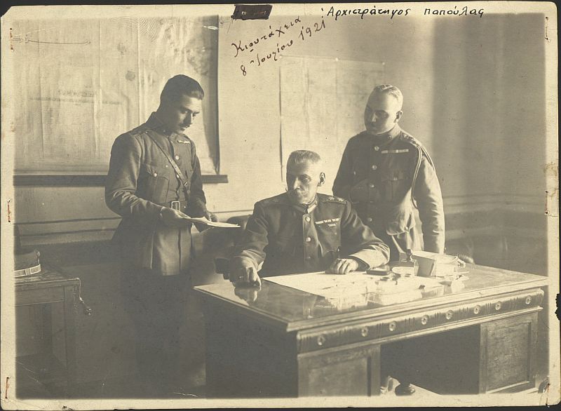 Ο αρχιστράτηγος Αν. Παπούλας με δύο επιτελείς του.