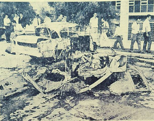 Το διαλυμένο από την έκρηξη αυτοκίνητο των Τσικουρή- Αντζελόνι στον περίβολο της Αμερικανικής πρεσβείας.