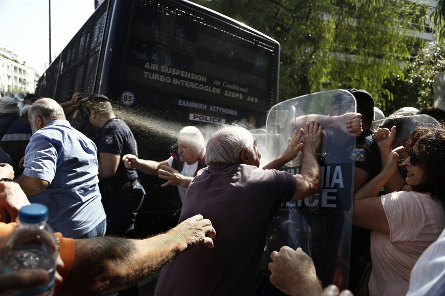 Επίθεση των ΜΑΤ με δακρυγόνα σε συνταξιούχους στο Μέγαρο Μαξίμου 3/10/2016