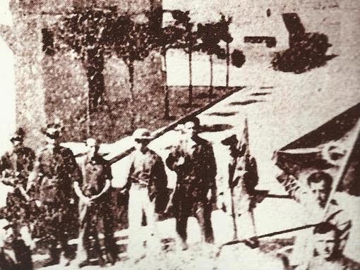 Μετά το τέλος της μάχης της Ηλεκτρικής φωτογραφίζονται Ελασίτες με αιχμαλώτους Γερμανούς. Δεύτερος από αριστερά ο επικεφαλής των Γερμανών Λίμπερμαν (αρχείο ΠΕΑΕΑ Κερατσινίου - από το blog του Γ.Τσιρίδη)    