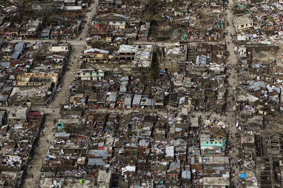 epa05575229 A handout picture provided on 07 October 2016 by MINUSTAH showing the city of Jeremie ,Haiti, on 06 October 2016, in the west of the country, that with Les Cayes, suffered the greatest destruction as a result of Category 4 hurricane Matthew. The death toll in Haiti by Hurricane Matthew increase to 820, according to the Haitian government.  EPA/Logan Abassi / MINUSTAH HANDOUT  HANDOUT EDITORIAL USE ONLY/NO SALES