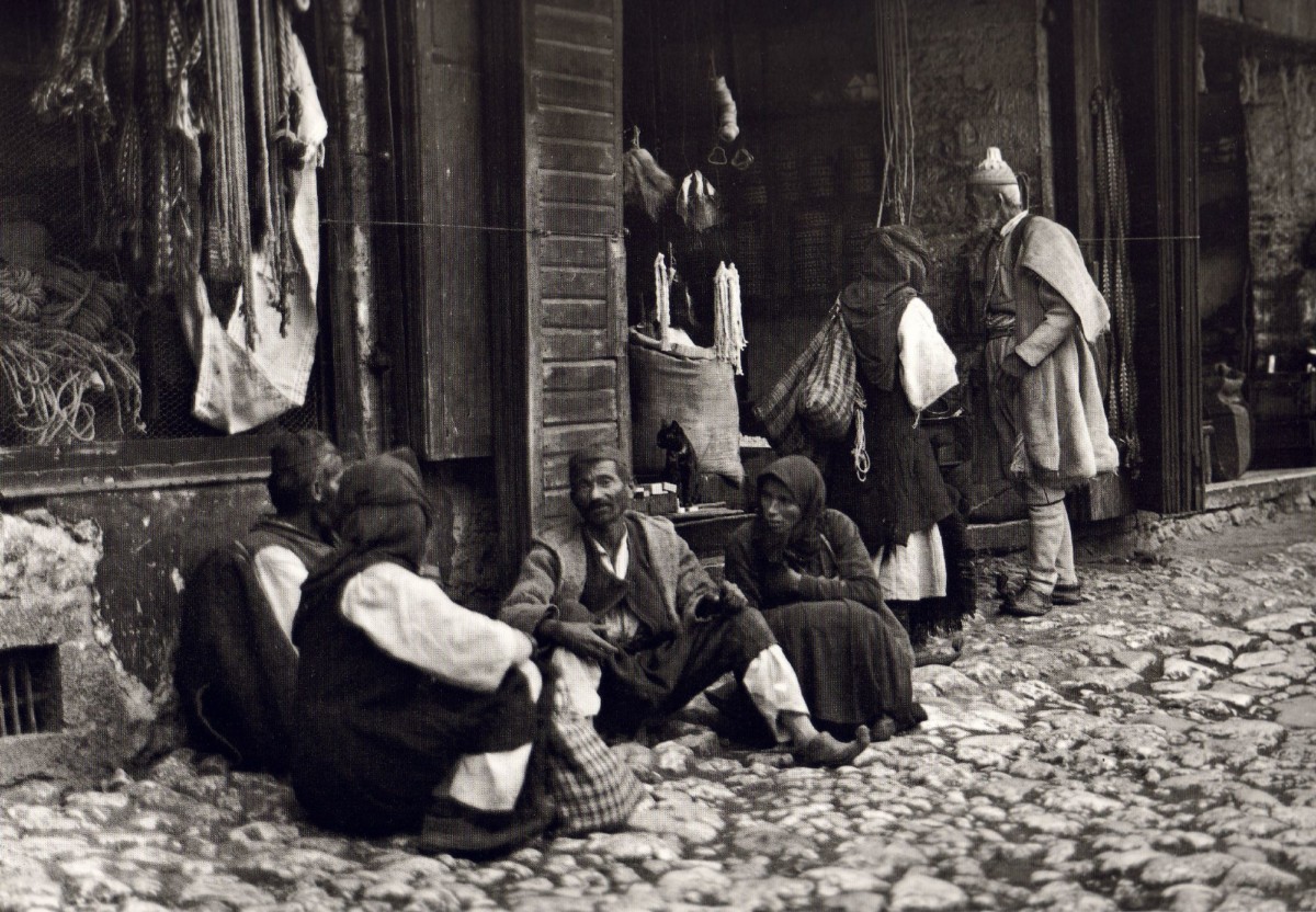 Τσάμηδες στην αγορά της Παραμυθιάς (1915)- Φωτογραφία του Ελβετού περιηγητή Fred Boissonnas