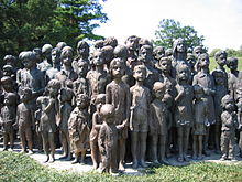 Το μνημείο στο Λίντιτσε αφιερωμένο στα παιδιά θύματα πολέμου