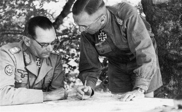 Ο Λαντς (αριστερά) μαζί με τον διαβόητο Βάλτερ Στέτνερ (Walter Stettner) τον Ιούλιο του 1944 