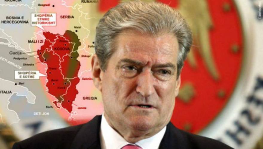 Ο Σαλί Μπερίσα με φόντο το χάρτη της «Μεγάλης Αλβανίας».