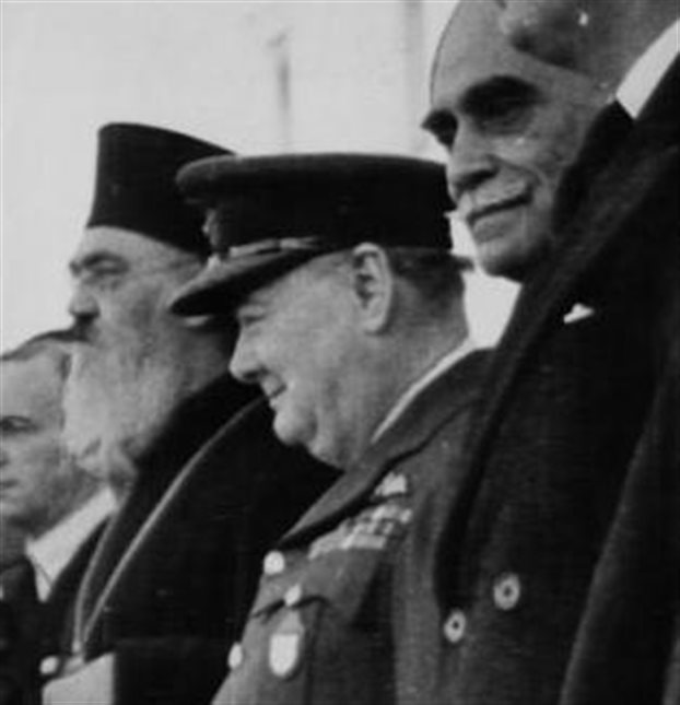 Ο Δαμασκηνός, που τον βλέπουμε στη φωτογραφία δίπλα στον Τσόρτσιλ και τον Πλαστήρα, μετά την απελευθέρωση, ήταν ο εκλεκτός των Ανακτόρων.