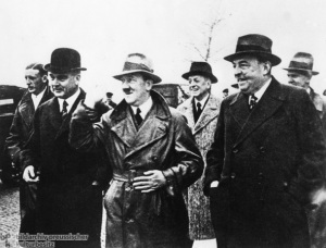 O Χίτλερ επιθεωρεί τις εγκατασάσεις της ThyssenKrupp, συνοδευόμενος από τους ιδιοκτήτες.  
