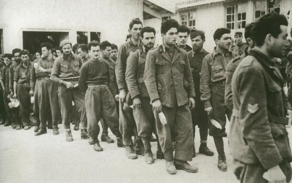 Ιταλοί στρατιώτες περιμένουν το συσσίτιο τους σε ένα ελληνικό στρατόπεδο τον Ιανουάριο του 1941