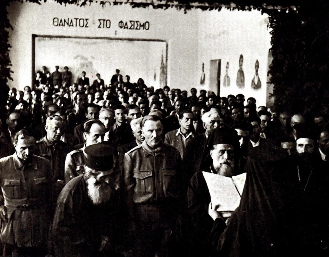 Η ορκομωσία των Εθνοσυμβουλων. Στην πρωτη γραμμή, ανάμεσα στους ιερωμένους, οι Σιάντος και Μάντακας.