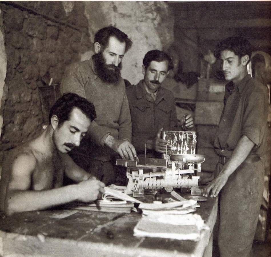 Η Επιμελητεία του Αντάρτη επί το έργον.