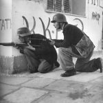 Μαχητές του ΕΛΑΣ σε οδομαχία