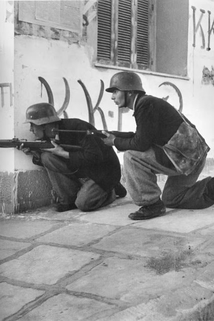 Μαχητές του ΕΛΑΣ σε οδομαχία