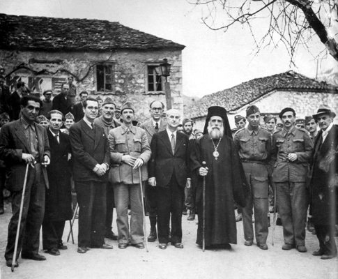 Τα μέλη της ΠΕΕΑ και ο Μητροπολίτης Ιωακείμ. Από αριστερά προς δεξιά: Κ. Γαβριηλίδης, Στ. Χατζήμπεης, Αγγελος Αγγελόπουλος, Στρατηγός Μανώλης Μάντακας, Γιώργ. Σιάντος, Πέτρος Κόκκαλης, Αλεξ. Σβώλος, Ιωακείμ Κοζάνης, Ευρ. Μπακιρτζής, Ηλίας Τσιριμώκος και Νίκος Ασκούτσης