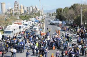 Διαμαρτυρόμενοι για τις συνθήκες δουλειάς και ασφάλειας, οι εργαζόμενοι έκλεισαν για λίγη ώρα την Εθνική Οδό, την Παρασκευή 8 Μάη. Η φωτογραφία από τον Ριζοσπάστη