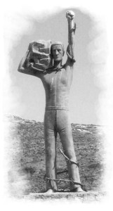 Το άγαλμα του «Δεσμώτη Μακρονησιώτη», είναι έργο του γλύπτη και αρχιτέκτονα Γρηγόρη Ριζόπουλου, Πρόεδρου της ΠΕΚΑΜ.