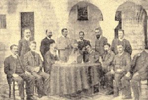 Οι εκπρόσωποι των Δωδεκανησίων στο Συνέδριο της Πάτμου, Ιούνης 1912. Φωτογραφία από το «Kωακό Πανόραμα, 1900–1948», του Aλέκου Mαρκόγλου