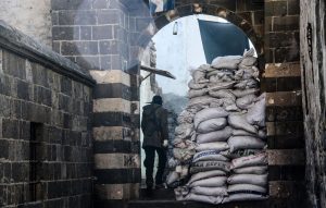 Κούρδος μαχητής στις οχυρωμένες συνοικίες. Σουρ - Ντιγιάρμπακιρ