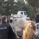 Ισχυρή αστυνομική παρουσία για 50 άτομα, που ζητούν τις σορούς των Κούρδων.
