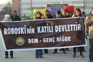 Από τις εκδηλώσεις στη πόλη Νίγδη. «Ο δολοφόνος του Ρομπόσκι είναι το Κράτος» γράφει το πανό.