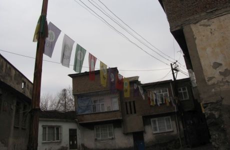 Λίγο έξω από τη Σουρ, τη συνοικία που διεξάγονται οι μάχες στο Ντιγιάρμπακιρ