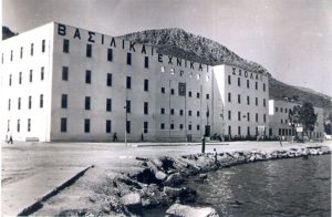 Η Γκαζέρμα Σομερτζίμπιλι (Caserma Sommergibili – Στρατώνας Πληρωμάτων Υποβρυχίων) μετατρέπεται σε βασικό κορμό των εργαστηρίων των Βασιλικών Σχολών.