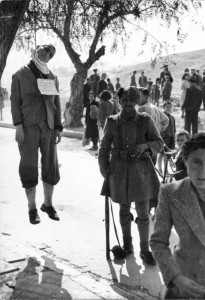 Φωτογραφία από την πλατεία με τους Πέντε Κομμουνιστές κρεμασμένους και έναν γερμανοτσολιά φρουρό. Πρωινό της 5.4.1944