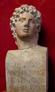 ΑΛΚΙΒΙΑΔΗΣ (450 – 404 π.Χ.). Αμφιλεγόμενη προσωπικότητα. Ιδιοφυής πολιτικός, στρατιωτικός και ρήτορας. Υπηρέτησε με πάθος την Αθήνα και με το ίδιο πάθος τους εχθρούς της, Σπαρτιάτες και Πέρσες. Πρόσφερε μεγάλες και σημαντικές νίκες αλλά ήταν και προξένησε τεράστιες καταστροφές στους Αθηναίους.